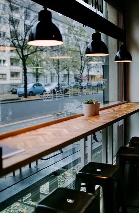 窓際のカフェ席